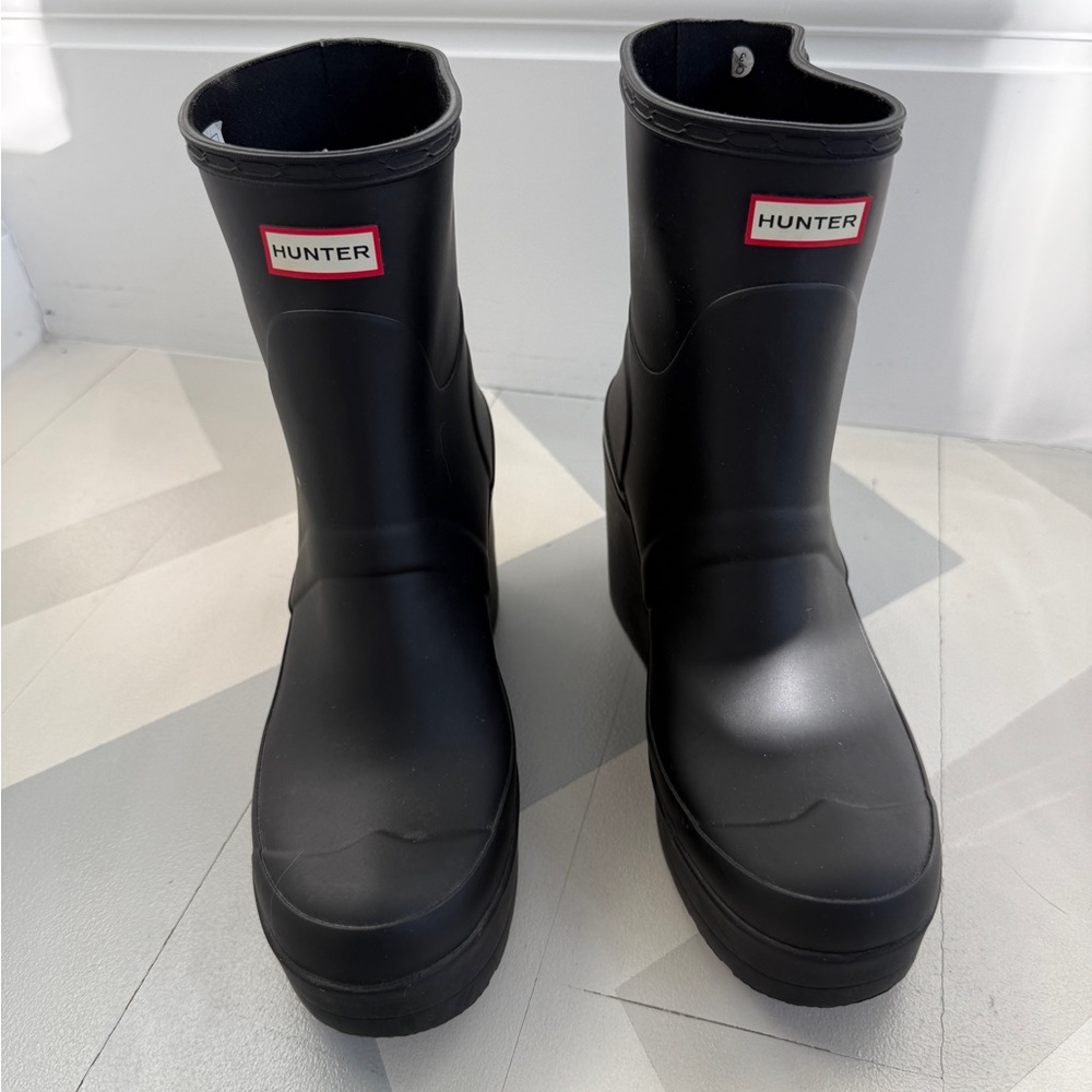 Hunter wedge rain boots. 3.5 inch wedge size 8 , matte black